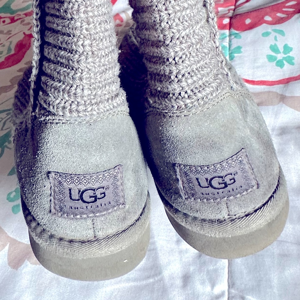 UGG women’s classic cardy knit boot size 10
